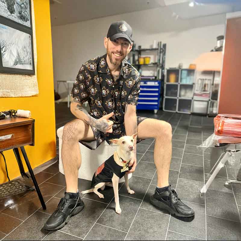 Antonio Monedero Gutierrez, Tätowierer und Eigentümer des Tattoo Studio Dante in Frankfurt, mit Hund