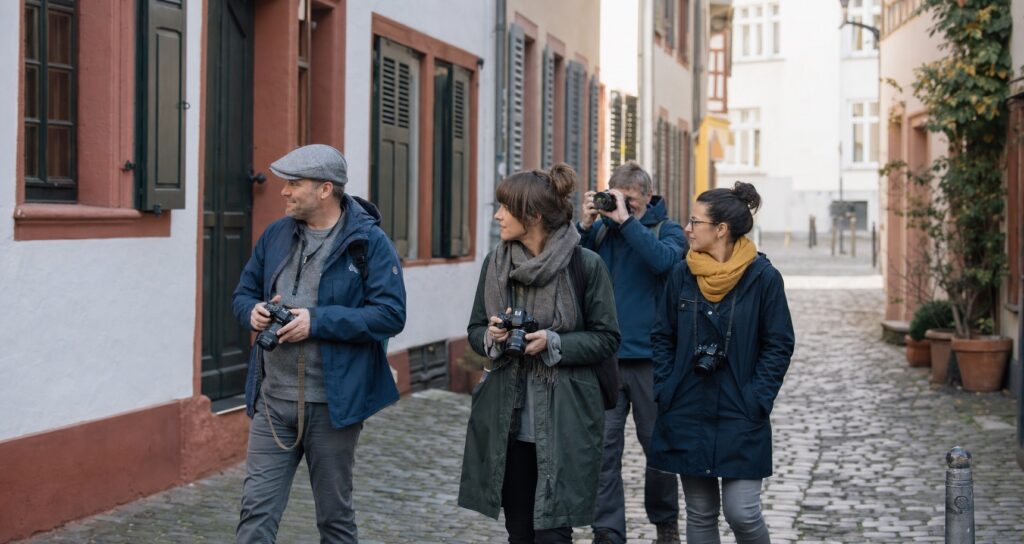 Kleine Gruppe mit Kameras bei einem Fotowalk in Sachsenhausen