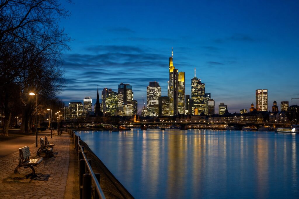 Frankfurter Skyline und Main zur blauen Stunde