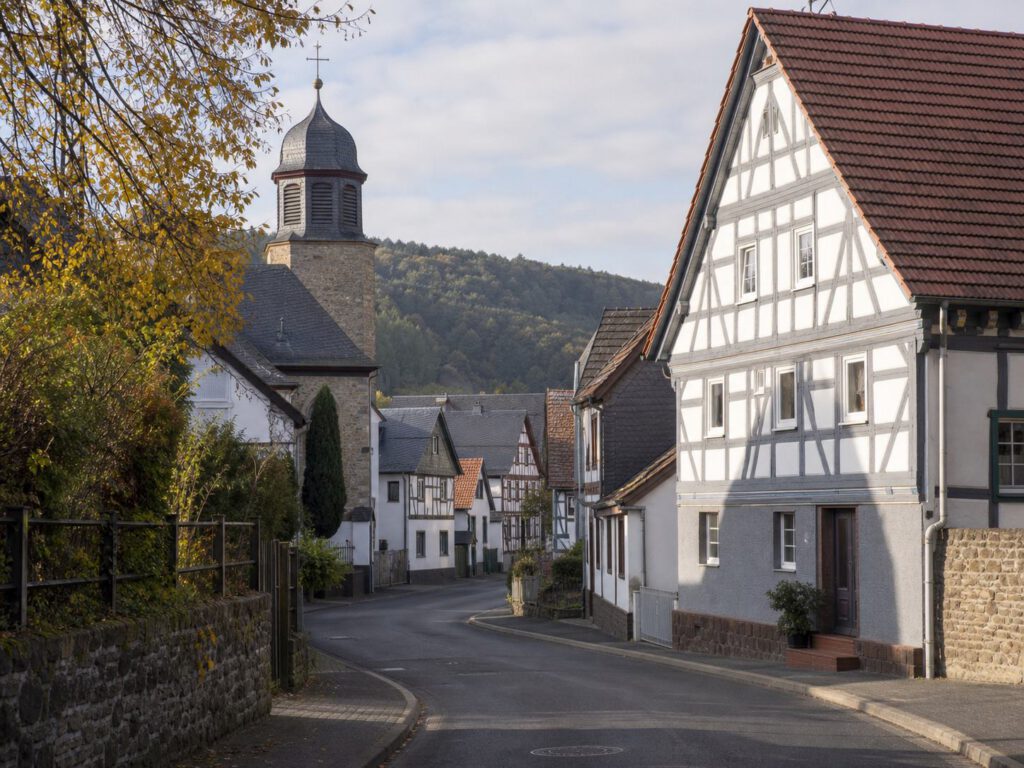 Atmosphärisches Symbolbild einer Fachwerkstraße am Taunusrand