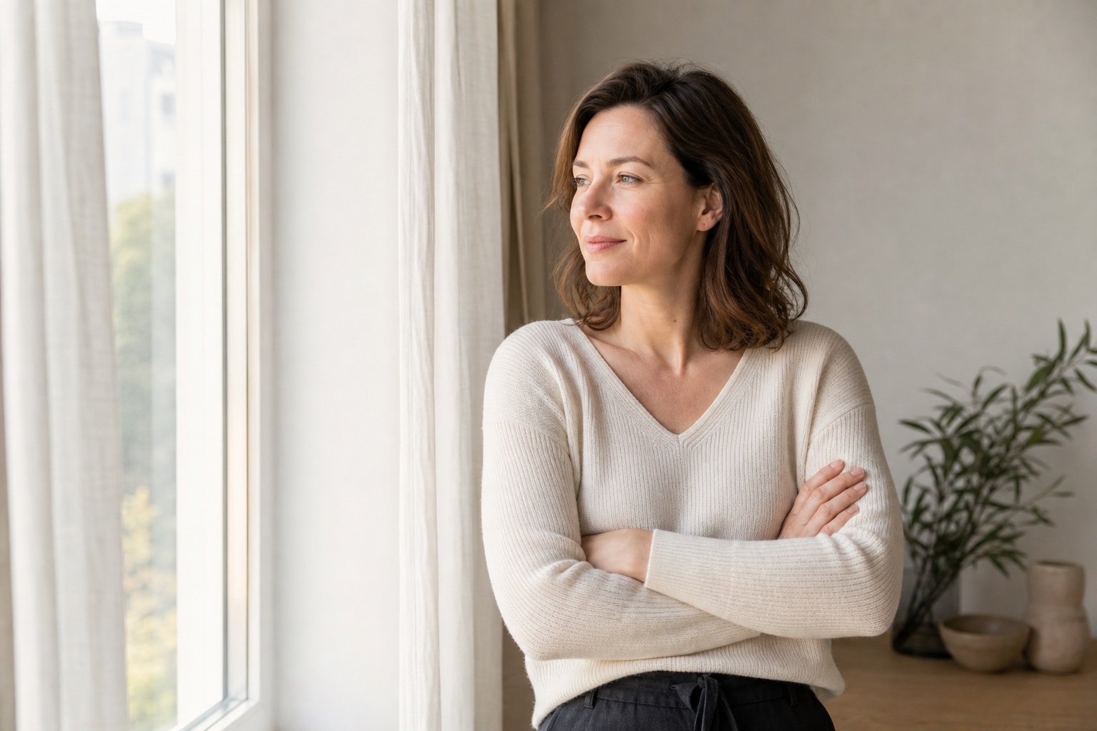 Porträt einer Frau im weichen Licht eines Fensters